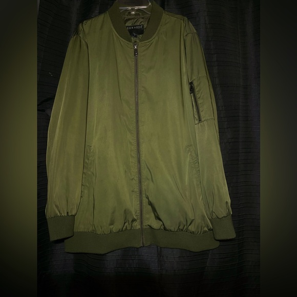 Olive green jacket has a zipper pocket on the arm - Picture 1 of 1